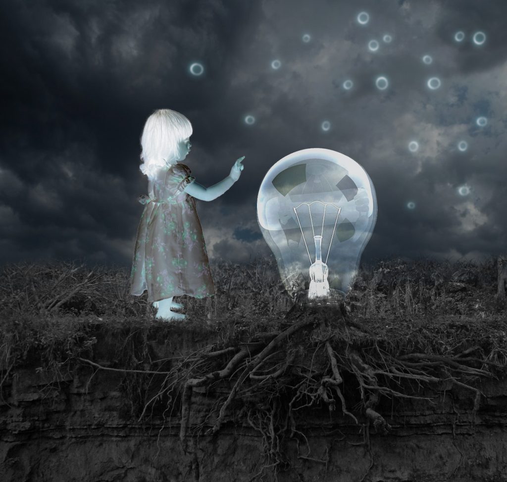 Photomontage : la petite fille à l'ampoule