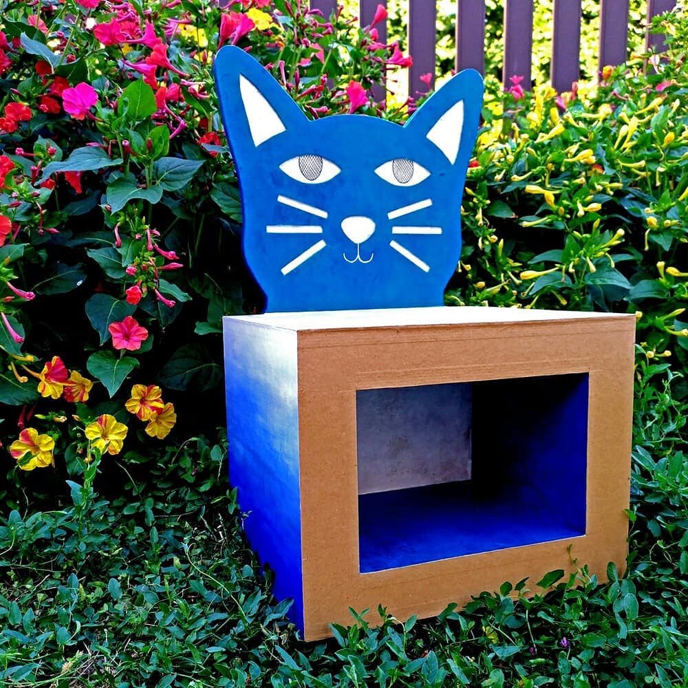 chaise pour enfant en carton avec dossier en forme de tête de chat